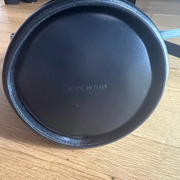 Alexander McQueen The Curve Bucket Bag in Black - Picture 5 of 11